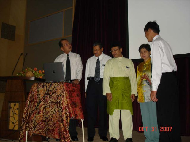 Encik Farizan b. Darus Yang Dipertua MPSP melancarkan laman web LA 21 pada 31 Okt. 2007.